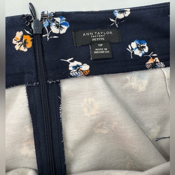 Ann Taylor Factory Navy Floral Pencil Skirt - Picture 7 of 9